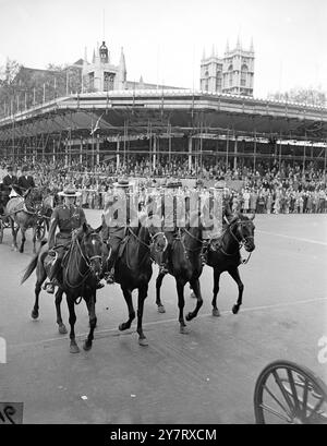 LES LONDONIENS SE RETROUVENT PAR MILLIERS - 17,5,53. - POUR REGARDER LA RÉPÉTITION DU COURONNEMENT. - Des milliers de Londoniens malgré aucun transport supplémentaire trouvé - leur chemin vers la route du couronnement, pour assister à la répétition du couronnement, tôt ce matin. - Expositions de photos de la PNI- quatre membres de la Gendarmerie royale canadienne - dans la procession ce matin. - Photo de Joe Waldorf. - W 68599. Photos d'actualités internationales. Banque D'Images