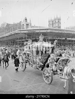 LES LONDONIENS SE RETROUVENT PAR MILLIERS - 17,5,53. - POUR REGARDER LA RÉPÉTITION DU COURONNEMENT. - Des milliers de Londoniens malgré aucun transport supplémentaire trouvé - leur chemin vers la route du couronnement, pour assister à la répétition du couronnement, tôt ce matin. - I.N.P. photo Shows- Un gros plan saisissant du Royal Coach - après avoir quitté l'abbaye au retour - voyage à Buckingham Palace. Note - L'abbaye en arrière-plan. - Photo de Joe Waldorf. - M/ 68600. Photos d'actualités internationales. Banque D'Images