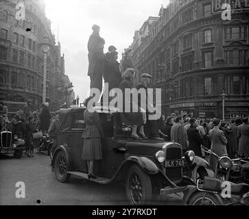 LES LONDONIENS SE PRÉSENTENT PAR MILLIERS POUR ASSISTER À LA RÉPÉTITION DU COURONNEMENT. Des milliers de Londoniens, malgré l'absence de moyens de transport supplémentaires, ont trouvé leur chemin vers la route du couronnement, pour assister à la répétition du couronnement tôt ce matin-ci, Une lumière de côté sur le spectacle alors que la foule grimpe dans un taxi pour obtenir une meilleure vue. 17 mai 1953 Banque D'Images