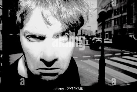 Portrait d'un jeune Harry Enfield dans Upper Regent Street, Londres, Royaume-Uni vers 1987 Banque D'Images