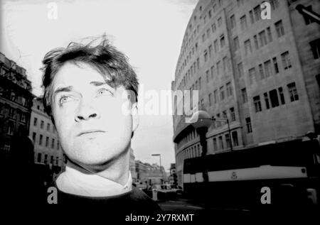 Portrait d'un jeune Harry Enfield dans Upper Regent Street, Londres, Royaume-Uni vers 1987 Banque D'Images