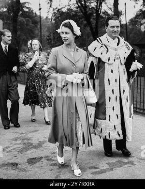 LA REINE PLANTE UN CERISIER À ÉDIMBOURG la reine accompagnée du Lord Provost d'Édimbourg, Sir James Miller, arrive aujourd'hui (mardi) au Meadows, Édimbourg, pour planter un cerisier. La reine et le duc d'Édimbourg sont en visite d'une semaine pour le couronnement dans la capitale écossaise. Ils ont atteint la ville plus tôt aujourd'hui. Édimbourg, Écosse, Royaume-Uni. 23 juin 1953 Banque D'Images