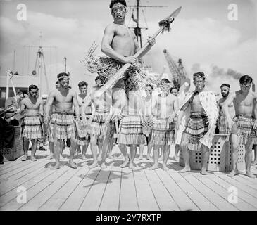 ESCADRON ANZAC POUR CORONATIONNELS les troupes australiennes et néo-zélandaises en route pour Londres pour le Coronaiton sont arrivées à Southampton aujourd'hui. La photo montre Maoris à bord du navire néo-zélandais ' Black Prince ' a fait une démonstration de danse lorsqu'ils sont arrivés à Portsmouth aujourd'hui. 5 mai 1953 Banque D'Images