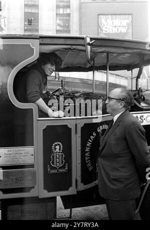 Tour du monde sur wagonLondon : M. Roy Jenkins , le Chancelier de l'Échiquier souhaite un bon voyage à M. Michael List Brain , avant que ce dernier quitte le Earls court Motor Show dans son wagon à vapeur Foden de 1926, Britannia, sur la première étape d'un tour du monde de 23 000 miles. Sur le voyage Mr Brain sera accompagné d'un autre membre d'équipage et Carol Heaney, de Preston, Lancs , voyageant à travers 20 pays à une vitesse moyenne de 12 miles à l'heure. Le voyage tranquille durera deux ans calculés pendant lesquels Britannia consommera 65 tonnes de charbon et 12 000 gallons d'eau. BRI Banque D'Images