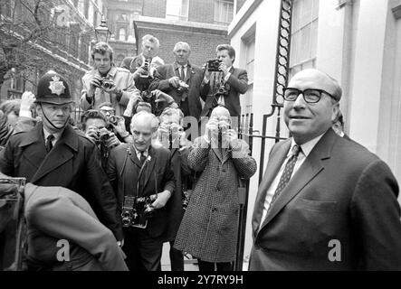 Budget Day London : le point focal dans Downing Street cet après-midi est Roy Jenkins , l'homme avec les GRANDS secrets d'aujourd'hui. Des hordes de journalistes et de cameramen affluent devant le numéro 11, Downing Street en tant que chancelier de l'Échiquier moins sa boîte noire habituelle, partit pour la Chambre des communes où, quelques heures plus tard, il révélait tout le 14 avril 1970 Banque D'Images