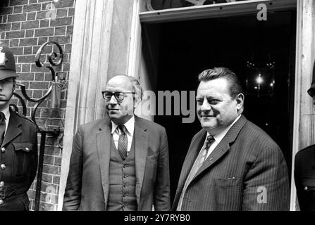 Londres : Herr Franz Josef Strauss, ministre des Finances de l'Allemagne de l'Ouest (à droite) arrive aujourd'hui au 10 Downing Street , Whitehall , accompagné de M. Roy Jenkins, chancelier de l'Échiquier britannique. Les deux arrivaient pour des entretiens avec le premier ministre britannique Harold Wilson à la suite de leurs propres entretiens au Trésor ce matin. Herr Strauss est à Londres pour une visite de deux jours 12 mai 1969 Banque D'Images