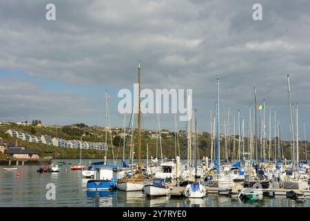 Port de plaisance et port de Kinsale avec yachts amarrés surplombant Scilly à Kinsale, comté de Cork, Irlande Banque D'Images