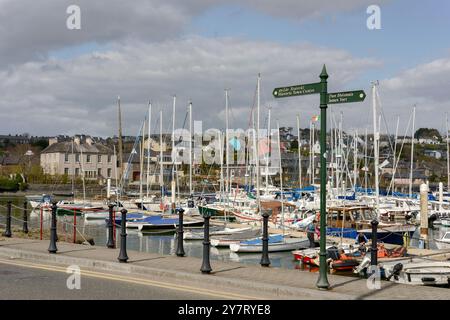 Yachts amarrés dans la marina de Kinsale et le port pendant la marée haute par une journée ensoleillée brillante à Kinsale, comté de Cork, Irlande Banque D'Images