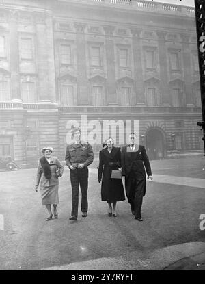 CORÉE V.C. DÉCORÉ QUEEN TIENT SA PREMIÈRE INVESTITURE 27-2-52 la reine Elizabeth II a tenu sa première investiture dans la salle de bal de l'État du palais de Buckingham à Londres aujourd'hui. C'était pour les récipiendaires de l'Accolade of Knighthood. Sa Majesté a également présenté des décorations pour bravoure décernées par son père, le regretté King George VL, et a reçu 100 récipiendaires des plus proches parents. Parmi ceux qui ont reçu des prix de bravoure, le soldat William Speakman, qui a été décoré de la Croix de Victoria qu'il a remporté en Corée. PHOTO MONTRE:- QUITTER LE PALAIS APRÈS QUE KOREA V.C. A REÇU SON PERSONNAGE DE PRIX Banque D'Images