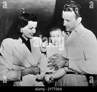 L'actrice Jane Russell avec son mari Bob Waterfield et leur bébé Tommy1952 Banque D'Images