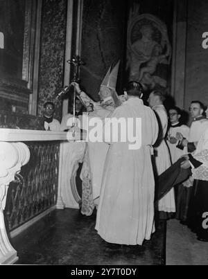 TRANSFERT DU CORPS DU PAPE BÉATIFIÉ PIE X le cercueil de verre contenant le corps du pape Pie transféré à son lieu de repos nouvellement béatifié au nouvel autel de la présentation permanente dans la basilique Saint-Pierre Le rituel solennel, auquel assistèrent sept cardinaux dirigés par le cardinal Federico Tedeschini Archiprêtre de la présence de Pierre, représentant du clergé romain, des séminaires, collèges et instituts religieux et des milliers de fidèles, dura trois heures. Le corps du Pape a été transporté en procession solennelle de la sacristie de la basilique où il avait été placé en dernier Banque D'Images