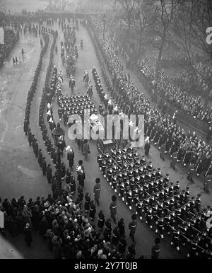 CORTÈGE FUNÉRAIRE DU ROI À TRAVERS LONDRES DE WESTMINSTER À LA GARE DE PADDINGTON 15.2,52. PHOTO MONTRE : une vue générale de la citadelle de l'Amirauté montrant le cortège comme il approchait du Mall. Banque D'Images