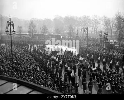 LE CORTÈGE FUNÉRAIRE DE WESTMINSTER À LA GARE DE PADDINGTON - LONDRES 15-2-52 I.N.P. PHOTO MONTRE : - Une vue générale à Marble Arch montrant le chariot d'armes transportant le cercueil du roi suivi par l'autocar de la reine, les quatre ducs et chefs d'État et les membres des familles royales britanniques et étrangères. Photo de E. Mart lew (COM) INTERNAT IONAL NEWS PHOTOS. D/59819 30 Banque D'Images