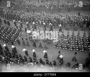 CE CORTÈGE FUNÉRAIRE DU ROI TRAVERSE LONDRES DE WESTMINSTER À LA GARE DE PADDINGTON. 16.2,52. PHOTO MONTRE : le cortège vu passer la Citadelle de l'Amirauté sur la parade des gardes à cheval. Banque D'Images