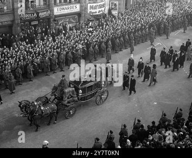 LE CORTÈGE FUNÉRAIRE À TRAVERS LONDRES DE WESTMINSTER À LA GARE DE PADDINGTON 15.2,52. I.N.P. PHOTO MONTRE : l'autocar royal contenant la reine, la reine mère, la princesse Margaret et la princesse royale suivie par les quatre ducs royaux A2 vus comme le processus -ion enet ed Edgware Road enr -oute à Paddingt sur la gare. Photo de V.Drumm. 59823/gd. PHOTOS D'ACTUALITÉS INTERNATIONALES. Banque D'Images