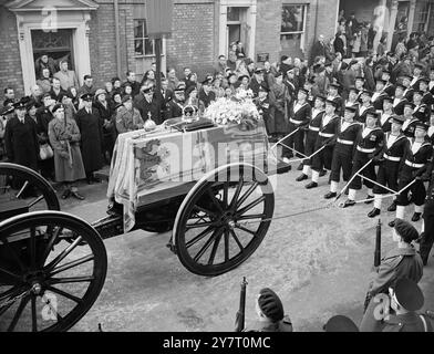 LE CERCUEIL DU ROI DANS LA PROCESSION DE LA GARE WINDSOR À LA CHAPELLE ST GEORGE. I5th. Fév 52. PHOTOS. Le Coffin de sa Majesté vu sur le chariot de canon alors qu'il traversait les rues de Windsor, jusqu'à son dernier lieu de repos. Sur le cercueil se trouvent la couronne de la reine mère, la couronne de l'État impérial et le Sceptre et l'Orbe, symboles de la Majesté. Banque D'Images