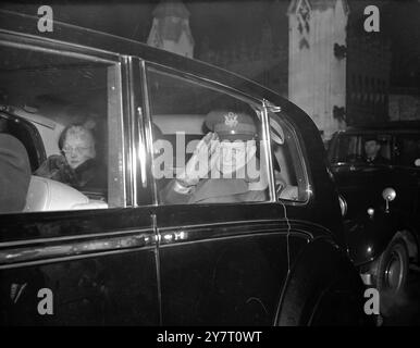 EISENHOWER REND HOMMAGE À WESTMINSTER HALL. 14.2,52. PHOTOS : le général Dwight Eisenhower, commandant suprême S.H.A.P.E. salue son arrivée à Westminster Hall ce soir pour rendre hommage à la catafalque du roi George VI. Banque D'Images