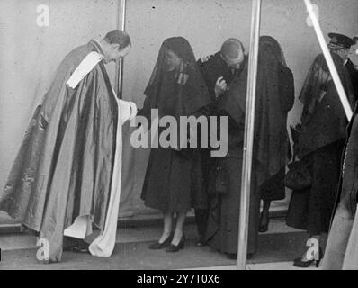 UN MOMENT INTIME À L'EXTÉRIEUR DE LA CHAPELLE DE WINDSOR ALORS QUE LA FAMILLE ROYALE PART. 16.2,52. I.N.P. PHOTOS : à l'extérieur de la chapelle St Georges, Windsor, que en Elizabeth serre la main au doyen de Windsor, le RT Rev. Eric Knightley Chetwoode Hamilton, après les funérailles du roi George VI, derrière la reine son mari, le duc d'Édimbourg, se penche bas après avoir tué la reine mère tristement. À droite, la princesse Margaret et le duc de Windsor en uniforme naval. TDH/FO/59763.AP. PHOTOS D'ACTUALITÉS INTERNATIONALES. Banque D'Images