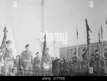 SERVICE COMMÉMORATIF AU ROI GEORGE V1 À BERLIN 17.2,52. Re present at ives de 19 Nations se sont jointes à l'armée britannique et à la communauté civile à Berlin dans un service commémoratif à la salle de remise Finkturm. Attendimg le service était les commandants français et américains, deux russes représentent à ives , des membres des missions militaires ainsi que de représenter à ives le gouvernement de la ville de Berlin Ouest. La congrégation de plus de 2eoe comprenait 700 soldats britanniques, des prêts de soldats américains et français, un contin de la police de Berlin, plus de 200 ressortissants britanniques vivant en privé à Berlin et ne l'a fait en 1000 Berlin Banque D'Images