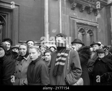 Ils sont venus de l’école du couvent pour rendre hommage à leur souverain la multitude continue encore de faire la queue pour passer devant le catafalque du roi George VI dans le Grand Hall de Westminster à Londres. Ces filles venaient du couvent des pôles, Hertfordshire. La file d'attente s'étend maintenant sur des kilomètres de Westmnster Hall le long d'un côté de la rivière, sur Lambeth Bridge et retour à Westminster de l'autre côté de la rivière. 13 février 1952 Banque D'Images