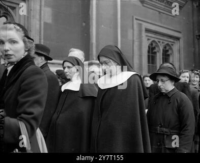 DES RELIGIEUSES FONT LA QUEUE POUR RENDRE HOMMAGE À LEUR ROI 13-2-52 LES PHOTOS MONTRENT:- nonnes vues dans la file d'attente pour déposer devant le catafalque du roi George VI qui est couché dans l'état dans le Westminster Hall de Londres. La file d'attente s'étire maintenant sur des kilomètres 13 février 1952 Banque D'Images