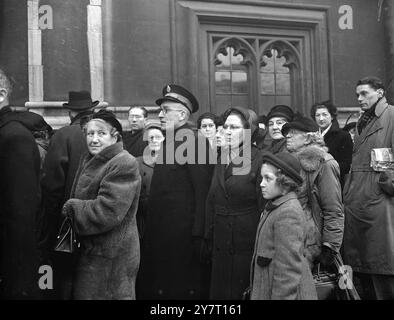 UNE GIGANTESQUE FILE D'ATTENTE SE FORME POUR VOIR LES RESTES DU ROI DÉFUNT GISANT DANS L'ÉTAT DANS WEST MINST ER HALL. 13.2,52. LES PHOTOS MONTRENT : des hommes et des femmes attendent leur tour dans la file d'attente pour voir le cercueil du défunt roi George VI couché dans l'État. Les personnes représentées sur cette photo sont des membres de l'Armée du Salut 13 février 1952 Banque D'Images