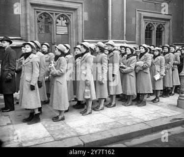 Ils sont venus de l’école du couvent pour rendre hommage à leur souverain la multitude continue encore de faire la queue pour passer devant le catafalque du roi George VI dans le Grand Hall de Westminster à Londres. Ces filles venaient du couvent des pôles, Hertfordshire. La file d'attente s'étend maintenant sur des kilomètres de Westmnster Hall le long d'un côté de la rivière, sur Lambeth Bridge et retour à Westminster de l'autre côté de la rivière. 13 février 1952 Banque D'Images