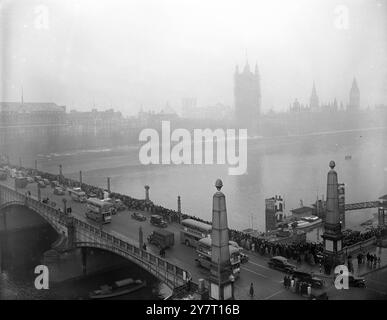 LA FILE D'ATTENTE BONDÉE S'ÉTEND SUR DES KILOMÈTRES POUR VOIR LE CORPS DE FEU KING MOURANT DANS L'ÉTAT À WESTMINSTER HALL 13.2,52. I.N.P.PHOTO MONTRE : . Une vue de la gigantesque file d'attente qui s'étend du Grand Hall de Westminster, le long de Millbank, au-dessus du pont Lambeth et le long du quai de l'autre côté de la rivière jusqu'à l'hôpital St Thomas, près du pont Westminster. Photo E.Wing. 268/COM/TDH. 59653. INT ERNAT IONAL NEWS PHOTOS. Banque D'Images