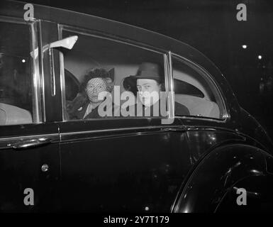 LE MARQUIS DE MILFORD HAVEN ET SA MÈRE RENDENT HOMMAGE AU ROI 13-2-52 EXPOSITIONS PHOTOGRAPHIQUES I.N.P. : le marquis de Milford Haven et sa mère la marquise douairière de Milford Haven, photographiées lorsqu'elles ont visité le Grand Hall de Westminster ce soir pour rendre hommage au roi George VL qui y est couché. Photo de R. Haswell INTERNATIONAL NEWSPHCT OS. D/59706 Banque D'Images