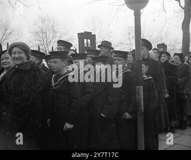 LES CADETS DE LA MER FONT LA QUEUE POUR RENDRE HOMMAGE À LEUR SOUVERAIN 13-2-52 EXPOSITIONS DE PHOTOS :- attendant leur tour pour déposer devant le roi George VI, qui est couché dans l'état dans le Grand Hall de Westminster Londres, étaient ces cadets de la mer. La file d'attente pour rendre hommage s'étire maintenant sur des kilomètres. Le long d'un côté de la rivière de Westminster à Lambeth Bridge et retour de l'autre côté à Westminster à nouveau. 13 février 1952 Banque D'Images