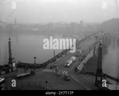 ET ENCORE LA FILE D'ATTENTE MULTITUDES POUR RENDRE HOMMAGE 13-2-52 I.N.P. PHOTO MONTRE :- la file d'attente pour passer devant la catafalque du roi George VL, vu qu'il s'étend à travers le pont Lambet h. Partant de l'entrée de Westminster Hall , il s'étend sur des kilomètres , en descendant la rivière jusqu'au pont Lambeth , sur le pont et le long de l'autre côté de la rivière jusqu'au pont Westminster, puis il double sur lui-même. . Photo de J. Davies. PHOTOS D'ACTUALITÉS INTERNATIONALES. D/59687 Banque D'Images