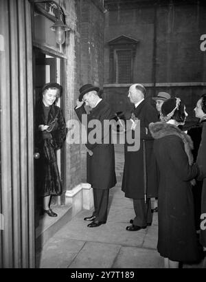 MR. ACHESON REND HOMMAGE À LA REINE MARY PHOTOS SHOWS : M. Dean Acheson, secrétaire d'État américain, lève son chapeau alors qu'il fait escale à Marlborough House, Londres, cet après-midi pour rendre hommage à la reine Mary, qui est censée ' porter bien '. M. Acheson est arrivé à Londres pour assister aux funérailles du roi en tant que représentant du président Truman. Il participera ensuite aux discussions de l'Organisation du Traité de l'Atlantique Nord à Londres et à Lisbonne. L'une des premières choses qu'il a faites a été d'aller à Marlborough House. 18 février 1952 Banque D'Images