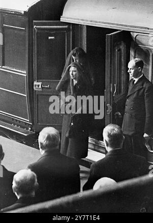 LA REINE ET LA REINE MÈRE ARRIVENT À LONDRES AVEC LES RESTES DU ROI 11-2-52 PHOTO MONTRE:- la reine Elizabeth II (arrière)) et la reine mère quittant le train funéraire qui a apporté le cercueil du roi à King's Cross, Londres, aujourd'hui pour le cortège funéraire à travers la métropole à Westminster Hall pour le Ling-in-State aujourd'hui 11 février 1952 Banque D'Images