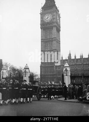 45 RÉPÉTITION TÔT LE MATIN POUR LA PROCESSION FUNÉRAIRE DU ROI 10-2-52 peu après le lever du jour ce matin quand Londres était aussi déserte qu'habituellement tôt le dimanche une répétition a eu lieu pour la procession funéraire du vendredi de Westminster Hall à Paddington Station pour le dernier voyage du roi à Windsor, où après le serbice funéraire le cercueil sera descendu dans le coffre-fort royal sous St. George's Chapel. I.N.P. PHOTO MONTRE : - **Big Ben', la célèbre horloge du Parlement venait de frapper 8,0'horloge quand hors de Palace Yard, Westminster, est venu la lente procession de Naval Ratings tirant le chariot d'arme à feu Banque D'Images