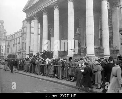 À LONDRES, ILS FONT LA QUEUE POUR HONORER LE ROI ET PRIER POUR LA FAMILLE ROYALE 10-2-52 partout en Grande-Bretagne et dans l'Empire aujourd'hui, les gens assistent à des services spéciaux pour rendre hommage au défunt roi George VI et prier pour la famille royale en leur temps de deuil. I.N.P. PHOTO MONTRE :- sur fond de piliers de Martin-in-the-Fields, la file d'attente attend patiemment l'entrée dans cette célèbre église de radiodiffusion à Trafalgar Square à Londres, le cœur de l'Empire. Le service d'aujourd'hui est télévisé à partir de là. Banque D'Images