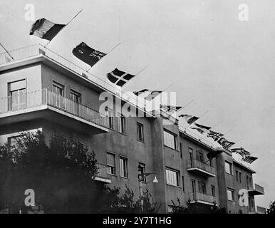 QUARTIER GÉNÉRAL DE L'OTAN RESPECTEZ SA MAJESTÉ LE ROI 11.2,52. Les drapeaux des 13 Nations flottent en Berne au-dessus du quartier général de Naples de l'amiral Robert Carney commandant en chef des forces alliées, en Europe du Sud, en deuil de la mort du roi George VI de Grande-Bretagne. Les drapeaux ont été abaissés quelques minutes après la réception de la triste nouvelle de sa mort. Banque D'Images