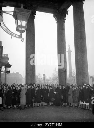 À LONDRES, ILS FONT LA QUEUE POUR HONORER LE ROI ET PRIER POUR LA FAMILLE ROYALE 10-2-52 dans toute la Grande-Bretagne et l'Empire aujourd'hui 45 le peuple assiste à des services spéciaux pour rendre hommage au défunt roi George VL et prier pour la famille royale en leur temps de deuil. PHOTOS DE I.N.P. : dans l'entrée à piliers de la place Martin-an-les infirmières Fields sont parmi les fidèles du dimanche qui attendent pour entrer dans cette église de 'Broadcasting' à Trafalgar Square à Londres, au cœur de l'Empire. « Encadré » dans les piliers est la colonne de Nelson. Ficture par J, Davies d/59565 INTERNAT TONAL NEWS PHOTOS. (Service de la part de : Mart Banque D'Images