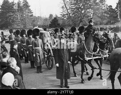 Ficture PAR FIL CORTÈGE FUNÉRAIRE ROYAL QUITTE L'ÉGLISE DE SANDRINGHAM 11-2-52 I.N.P. PHOTOS : le cercueil du roi George V1, drapé de l'étalon royal et avec la couronne de la reine mère sur le dessus, est escorté par des membres de la King's Company Grenadier Guards et tiré par six chevaux noirs de la troupe du roi, Royal Horse Artillery , alors qu'il quitte l'église de Sandringham pour Wolferton Station, en route vers Londres. PHOTOS D'ACTUALITÉS INTERNATIONALES Falmer/Wing. D/59586 FRAIS DE REPRODUCTION - LONDON DLYS ET EVGS ¬£6-6-0 PROVS ¬£3-15-7 (JUSQU'À 30 POUCES CARRÉS). Banque D'Images