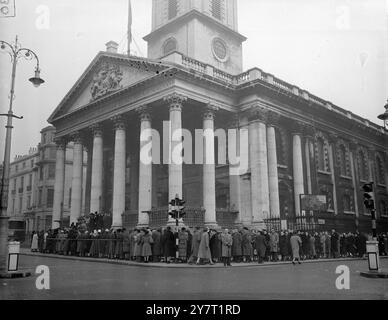 À LONDRES, ILS FONT LA QUEUE POUR HONORER LE ROI ET PRIER POUR LA FAMILLE ROYALE 10-2-52 partout en Grande-Bretagne et dans l'Empire aujourd'hui, les gens assistent aux services spéciaux pour rendre hommage au regretté roi George V1 et prier pour la famille royale en leur temps de deuil. I.N.P. PHOTO MONTRE :- juste après la célèbre église de radiodiffusion de Martin-in-the-Fields la file d'attente attend pour entrer et rendre hommage à leur roi. Cette église de Trafalgar Square à Londres, au cœur de l'Empire, reçoit le service télévisé d'aujourd'hui. Banque D'Images