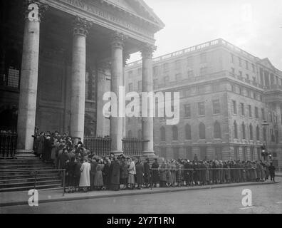 À LONDRES, ILS FONT LA QUEUE POUR HONORER LE ROI ET PRIER POUR LA FAMILLE ROYALE 10-2-52 partout en Grande-Bretagne et dans l'Empire aujourd'hui, les gens assistent à des services spéciaux pour rendre hommage au défunt roi George VI et prier pour la famille royale en leur temps de deuil. I.N.P. PHOTOS MONTRE :- bien avant le début du service, ils faisaient la queue devant Martin-in-the-Fields, la célèbre église de Trafalgar Square, Londres, le cœur de l'Empire. Cette église est bien connue pour ses nombreuses émissions. Le service d'aujourd'hui là-bas est télévisé. Banque D'Images