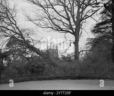 DRAPEAU VOLE EN BERNE AU-DESSUS DE LA CHAPELLE DE SANDRINGHAM OÙ LE ROI SERA COUCHÉ DANS L'ÉTAT. (Ficture par téléobjectif de Sandringham) 7,2.52. Aujourd'hui, le drapeau était en Berne au-dessus de la chapelle de Sandringham à l'égard du monarque mort, le roi George VI, qui est mort à Sandringham House hier. Le corps du défunt Roi restera en état pendant quelques jours dans la chapelle avant d'être transféré à Londres. I.N.P. TELERHOTO MONTRE : le drapeau flottant en Berne au-dessus de Sandringham Chapel aujourd'hui. Aile/PAL. TDH/59487. PHOTOS D'ACTUALITÉS INTERNATIONALES. Banque D'Images