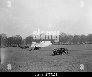 SALUT D'ARME À HYDE PARK.. 7,2.52. À midi aujourd'hui, les saluts étaient en plein essor à travers Londres depuis Hyde Park et la Tour de Londres. À Hyde Park, le salut est tiré par la troupe du roi de la Royal Horse Artillery. Salutations similaires - signifiant LACO les 56 ans de la vie du roi ont été tirés de toutes les principales bases militaires et navales ici et à l'étranger. I.N.P. PHO MONTRE vue générale du tir des canons à Hyde Park aujourd'hui. Photo de J Davies. 59464/8d. NOUVELLES PHOTOS INTEBNATIONALES. Banque D'Images