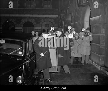 LE CONSEIL D'ACCESSION SE RÉUNIT AU PALAIS ST JAMES. 6,2.52. Une réunion du Conseil d'adhésion a été convoquée ce soir pour proclamer l'adhésion du nouveau souverain après la mort du roi George VI. PHOTOS : M. Winston Churchill, le premier ministre vu arriver au Palais Saint-Jacques pour la réunion du Conseil d'adhésion ce soir 6 février 1952 Banque D'Images