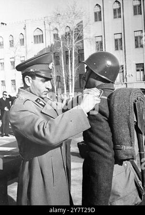 SHAH PRÉSENTE DES INSIGNES DE RANG AUX OFFICIERS PERSANS 5-2-52 I.N.P. MONTRE DES PHOTOS :- Nouvelle photo reçue par avion d'Iran aujourd'hui montre le Shah de Perse fixant les insignes de bureau sur les officiers de l'armée persane nouvellement diplômés de l'Académie militaire de Téhéran. 434/D/59373 FRAIS DE REPRODUCTION DE PHOTOS DE NOUVELLES INTERNATIONALES - LONDRES DLYSK ET EVGS ¬£3-U PROVS ¬£1-1-0 Banque D'Images