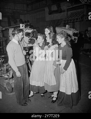 TELEVISION'S ' LITTLE WOMEN ' parlant avec le caméraman K. McCredie dans un studio de télévision de la BBC et Lime Grove, Shepherd's Bush, Londres, aujourd'hui. Les quatre jeunes actrices choisies pour être les 'petites femmes' dans la version télévisée du célèbre roman de Louisa M. Alcott. Il s'agit - de gauche à droite - de Susan Stephen, 18 ans, ' Amy ' ; Norah Gorsen, 18 ans, ' Beth ' ; Sheila Shand Gibbs, 20 ans, ' Meg ' ; et Jane Hardie, 19 ans, ' JO ' . ' Little Women ' , le premier livre dramatisé de la télévision, paraîtra en série dans les émissions pour enfants le mardi 12 décembre et les mardis suivants. 28 novembre Banque D'Images