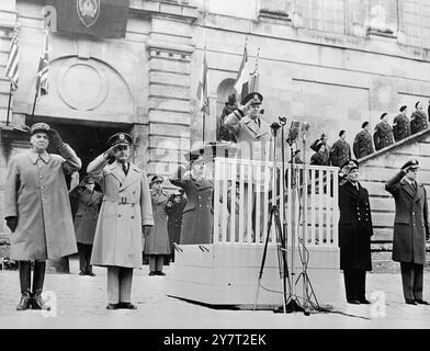 IKE INSPECTE DES OFFICIERS de l'OTAN À FONTAINBLEAU 3-2-52 le général Dwight D. Eisenhower, accompagné de son chef d'état-major, le général Alfred M. Gruenther, s'est rendu hier à Fontainblesu, où a eu lieu un défilé au cours duquel le général a inspecté le personnel des trois quartiers généraux d'Europe centrale. I.N.P. PHOTOS MONTRE :- salutation pendant l e jeu de la Marseillaise, l'hymne national français, lors des cérémonies à Fontainbleau hier. De gauche à droite général Alphonse juin (commandant des forces alliées Europe centrale) général Gruenther (chef d'état-major d'Eisenhower), général Eisenhower, vice-amiral Robert Banque D'Images