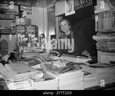 RENTRANT CHEZ ELLE APRÈS UN WEEK-END PAS SI CALME, les actrices de cinéma suisses MARIA SCHELL , 24 ans , achètent un magazine avant de quitter l'aéroport Northolt ce matin pour Zurich en route pour Bâle où elle a eu un engagement sur scène . Le lendemain matin , elle est prévue à Munich pour faire des scènes d'un film allemand . Ses engagements mettent fin à un week-end trépidant commençant vendredi dernier quand , après un dernier spectacle à Bâle, elle a eu quelques heures de repos avant de venir en Angleterre pour un test de film . Son avion , alors , a été dévié de Northolt à Hurn , à cause du brouillard . Elle est arrivée à Londres dans les premières heures d'un dimanche matin lourd, passé Banque D'Images