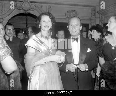 La première nuit d'un tramway nommé désir avec Vivien Leigh a eu lieu au théâtre Aldwych. La pièce de Tennessee Williams, est réservée pour toute la course de Londres , et les gens attendaient dans une file d'attente depuis 24 heures pour obtenir l'admission . Spectacles de photos : L'actrice Elizabeth Allen photographiée à son arrivée pour la première nuit du 12 octobre 1949 Banque D'Images