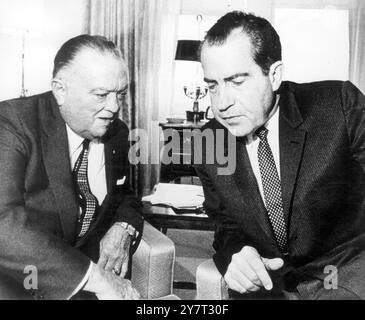 HOOVER S'ENTRETIENT AVEC NIXON New York USA : J Edgar Hoover (à gauche), directeur du Federal Bureau of investigation américain, s'entretient avec Richard M Nixon, président élu des États-Unis, au siège de transition de ce dernier à l'Hôtel Pierre ici le 14 novembre 1968. Hoover, 73 ans, a déclaré qu'il serait prêt à servir sous Nixon, après une longue réunion d'une heure au cours de laquelle ils ont discuté de "questions de sécurité intérieure". 19 novembre 1968 Banque D'Images