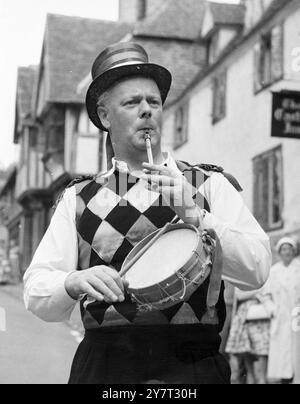 IL est L'ÉCUYER DES DANSEURS MORRIS - - Jeff Metcalf ( un temps 'écuyer' de tous les danseurs Morris en Angleterre ) interprète et dirige son équipe de danseurs Morris lors d'une courte visite à l'ancien village de Chiddingstone, Kent, Angleterre, Royaume-Uni. - - Les interprètes, connus sous le nom de Ravensbourne Morris Men font une tournée de plusieurs villages du Kent. - - 11 juillet 1960 Banque D'Images